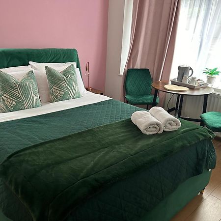 The Lily Pad Near Poole Dorset Self Contained Private Entrance And Free Parking Hotel Corfe Mullen Екстериор снимка