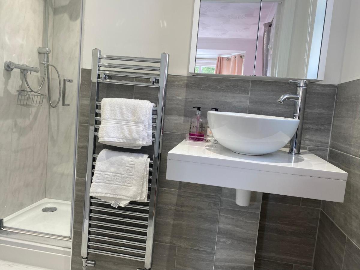 The Lily Pad Near Poole Dorset Self Contained Private Entrance And Free Parking Hotel Corfe Mullen Екстериор снимка