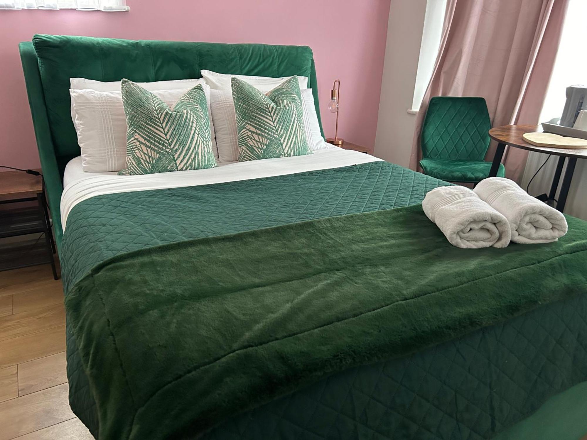 The Lily Pad Near Poole Dorset Self Contained Private Entrance And Free Parking Hotel Corfe Mullen Екстериор снимка