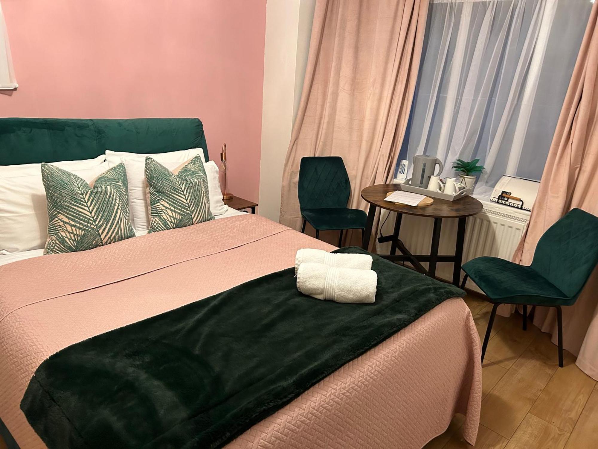 The Lily Pad Near Poole Dorset Self Contained Private Entrance And Free Parking Hotel Corfe Mullen Екстериор снимка