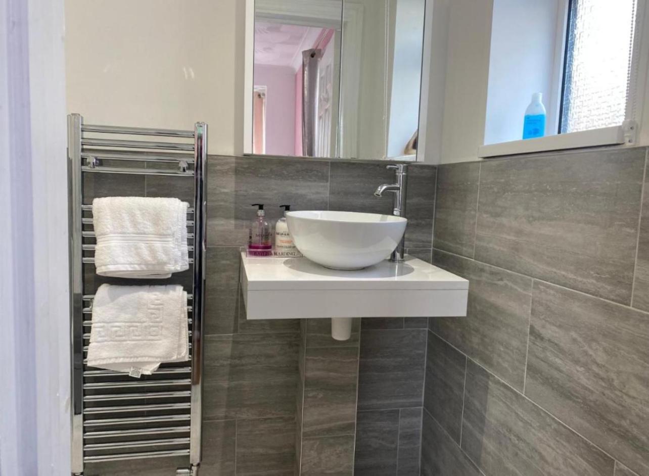 The Lily Pad Near Poole Dorset Self Contained Private Entrance And Free Parking Hotel Corfe Mullen Екстериор снимка