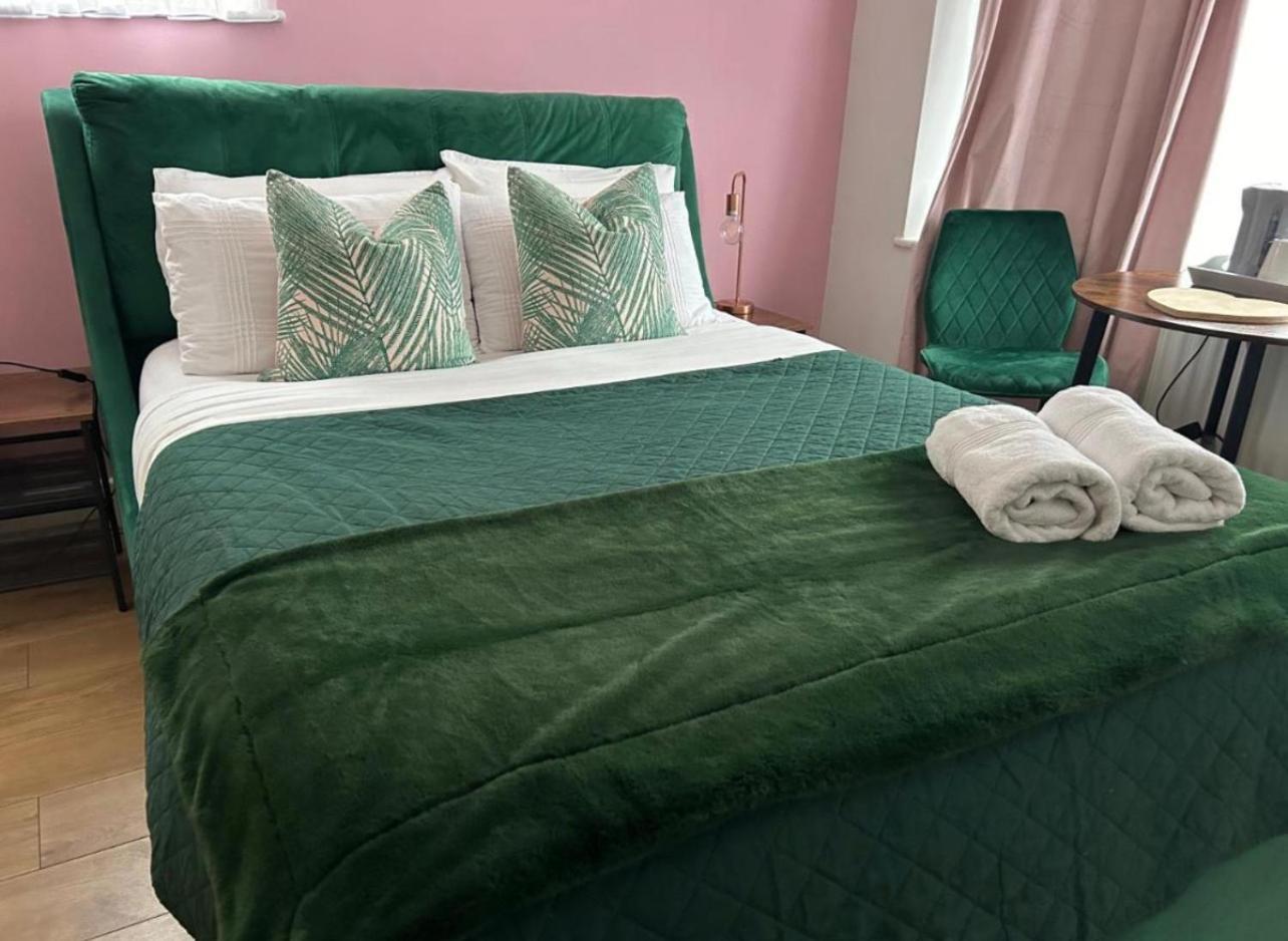 The Lily Pad Near Poole Dorset Self Contained Private Entrance And Free Parking Hotel Corfe Mullen Екстериор снимка